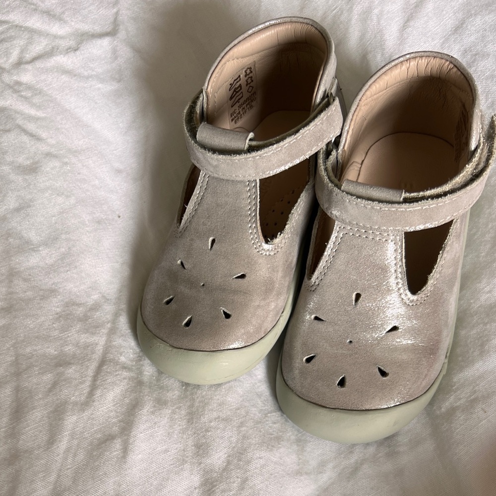 NWOT Elephantito Metallic toddler shoes, sz 6